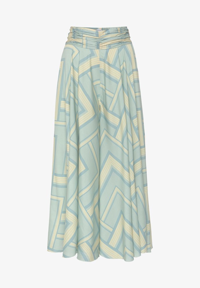 Geometrické vzory a zajímavě řešené sedlo. (Lascana, 1 250 Kč)