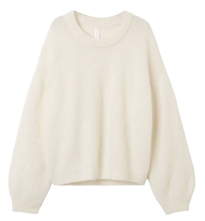 První ohlasy podzimu zastává ve výběru krémových kousků mohérový pulovr. (Lindex, 1 999 Kč)