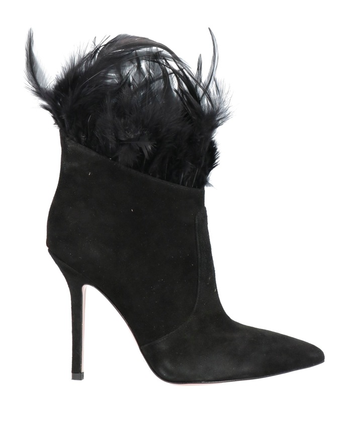 Kotníčkové boty s peřím a jehlovými podpatky. (Liu Jo, 2 190 Kč)