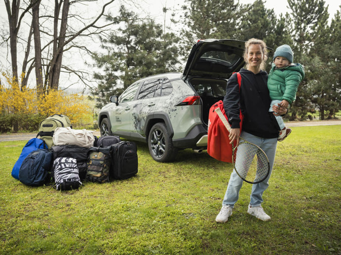Tenistka Barbora Strýcová říká, že ve volném čase se synem Vincentem ráda cestuje a čistí si za volantem hlavu.