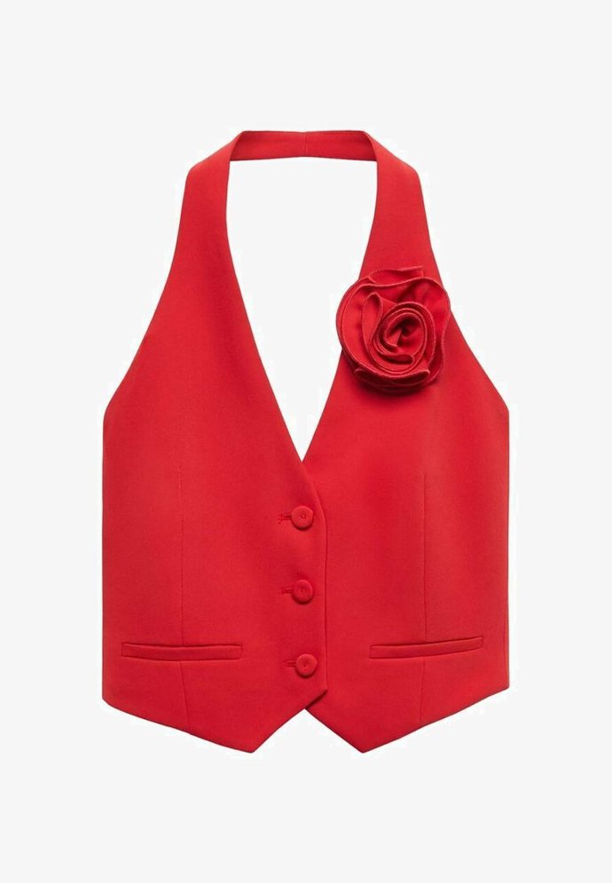 Podobný srtřih vykazuje i elegantní crop top s aplikací. (Mango, 1 299 Kč)