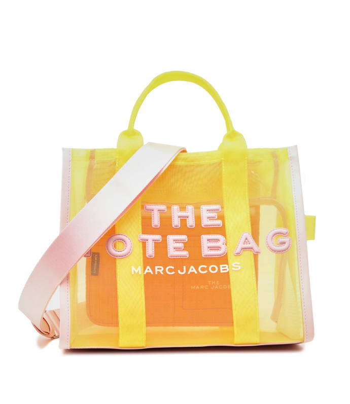 Oblíbený model v novém plastovém provedení. (Marc Jacobs, 8 150 Kč)