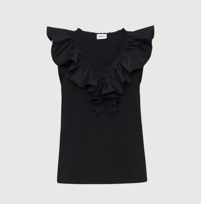 Luxusní tvary vykouzlí i top s volány, které zdobí výstřih. (Marella, 2 190 Kč)