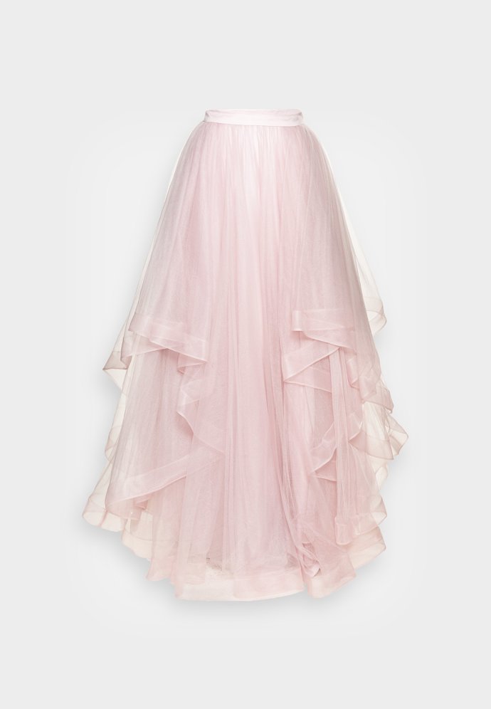 Společenský artikl v maxi délce. (Mascara, 4 600 Kč)