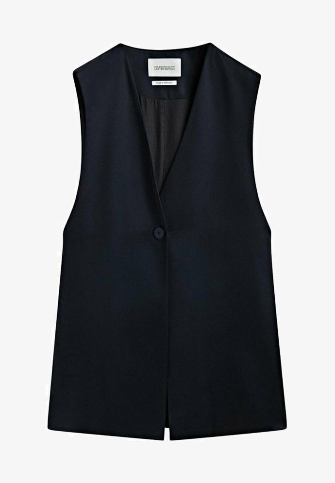 Prodloužená vesta, kterou lze nosit rozepnutou nebo jako samostatný horní díl suplující šatovku. (Massimo Dutti,  4 595 Kč)