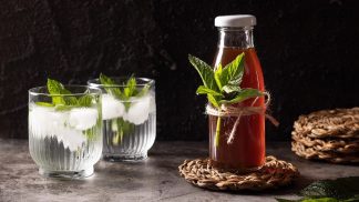 Domácí mátový sirup z čerstvých lístků: V létě osvěží, ale pomáhá také při potížích s trávením