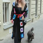 Herečka Kaira Hrachovcová se vzpomínce na první rande směje.