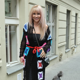 Herečka Kaira Hrachovcová se vzpomínce na první rande směje.