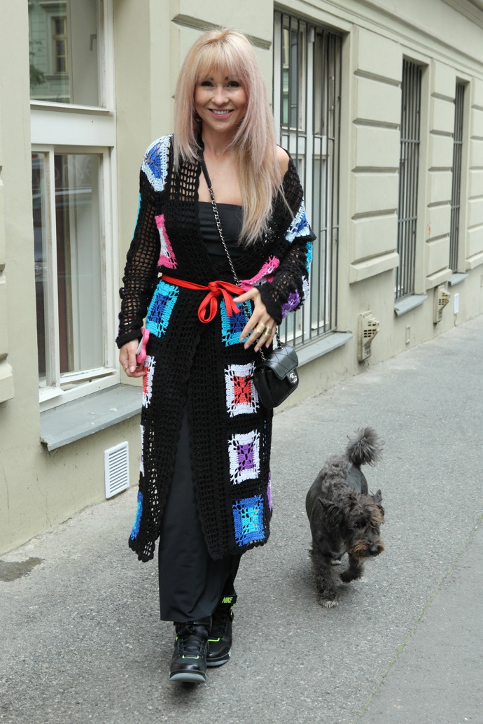 Herečka Kaira Hrachovcová se vzpomínce na první rande směje.