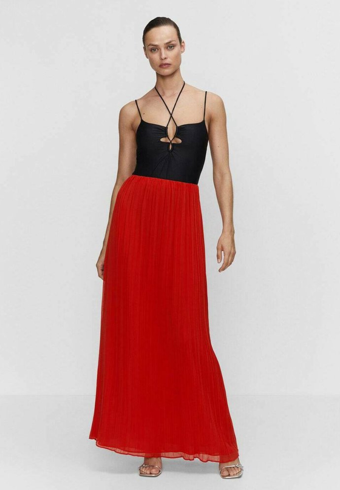 Elegantní varianta v rudé. (Mango, 1 299 Kč)