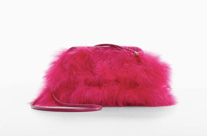 Růžová péřová kabelka. (Mango, 1 599 Kč)