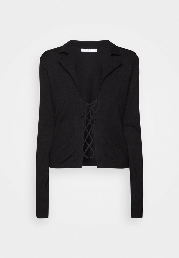 Úpletové modely v nabídce obchodů signalizují nástup podzimních kolekcí na trh. (NA-KD, 1 400 Kč)