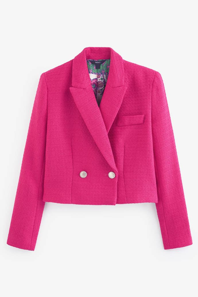 Zkrácené sako hranatých tvarů doplní nadýchanou sukni nebo slim fit kalhoty. (Next, 1 600 Kč)