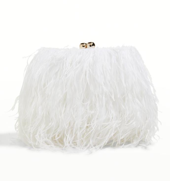 Bílá kabelka s pštrosím peřím. (Nieman Marcus, 7 800 Kč)