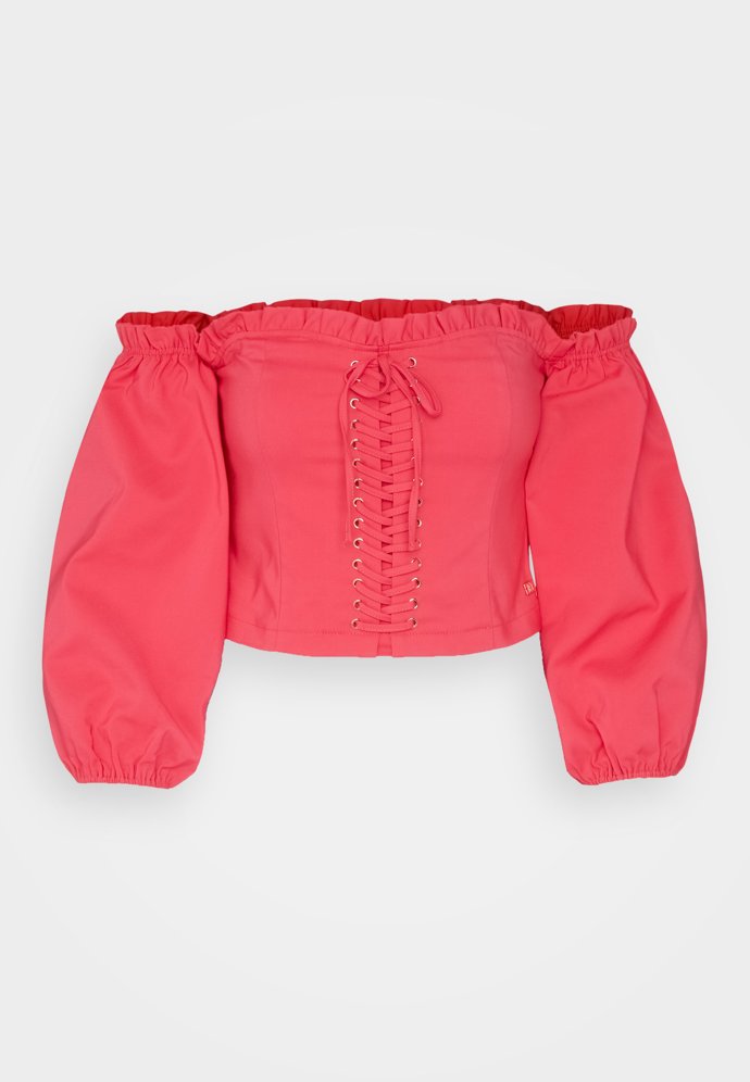 Zkrácený top. Letošní povinná letní výbava. (Nikkie, 3 450 Kč)