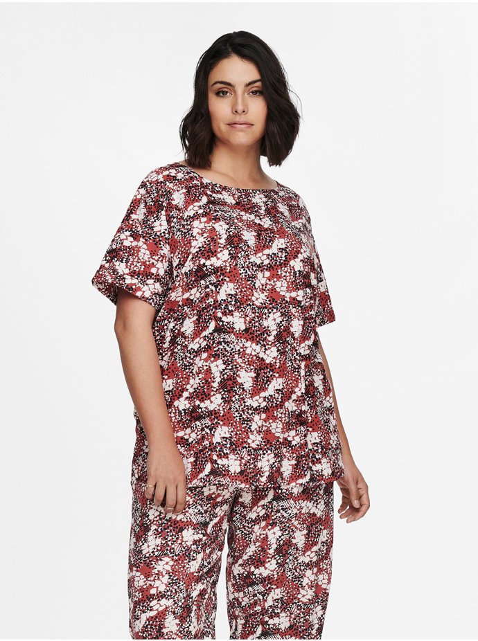 Kalhoty si letos partřičně užijete i v líbivých sestavách se shodnými horními díly. (Only Carmakoma, 999 Kč)