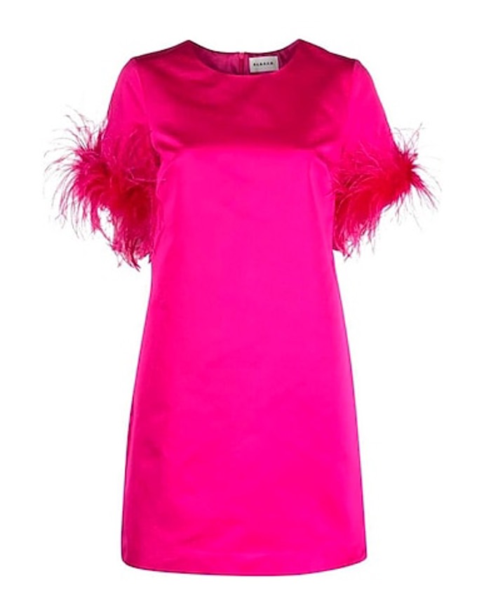 Růžové šaty s péřovými lemy na rukávech. (P.A.R.O.S.H., 7 100 Kč)