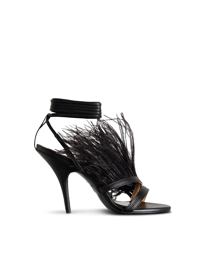 Sandálky z kůže zdobené peřím. (Patrizia Pepe, 5 190 Kč)