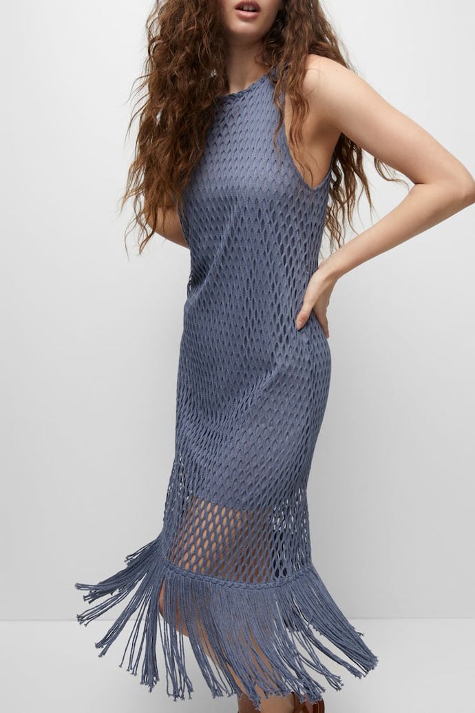 Háčkované třásňové šaty s podšívkou využijete i v běžném šatníku. (Pull&Bear, 999 Kč)