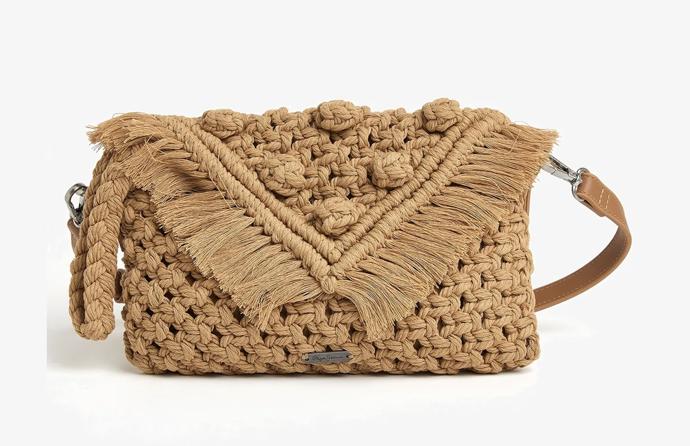 Drhaná kabelka s třásněmi. (Pepe Jeans, 1 490 Kč)