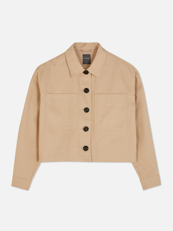 Bunda strohého střihu v odstínu blízkém okru. (Primark, 390 Kč)