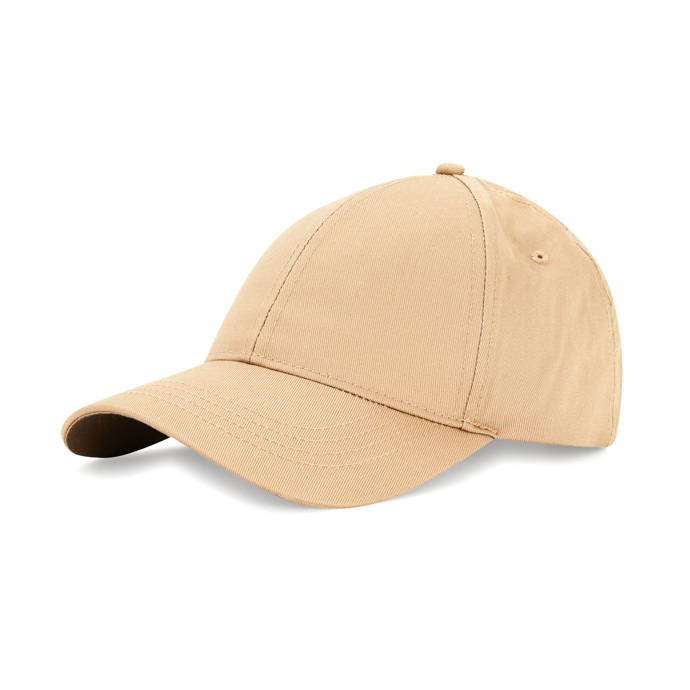 Doplňky v béžové skvěle zastoupí jednoduchá kšiltovka. (Primark, 99 Kč)