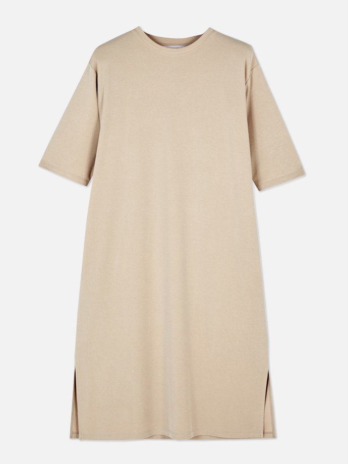 Jednoduché linie vyznává béžový model šatů s áčkovou siluetou. (Primark, 450 Kč)