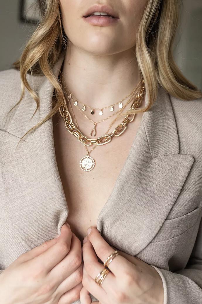 Kaskádovité řetízky si můžete poskládat například ze sortimentu značky Primark.