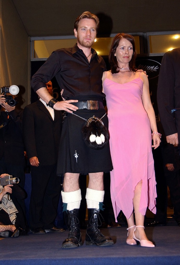 Herec Ewan McGregor pochází se Skotska, tradiční skotský kilt je tak pro něj běžnou součástí šatníku. Takhle se například objevil před dvaceti lety na festivalu v Cannes. 