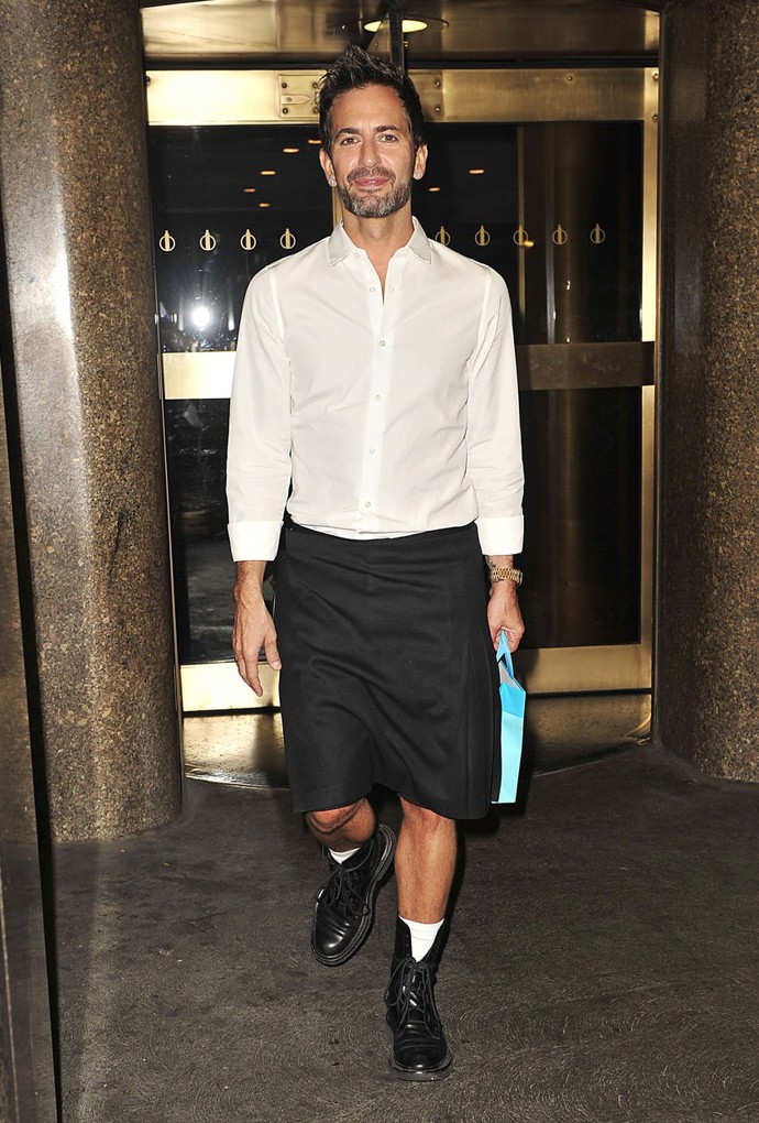 Módní návrhář Marc Jacobs oblékl černou sukni už v roce 2010 v Late Show s Jimmy Fallonem.