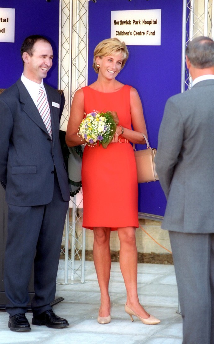 Na poslední oficiální návštěvu Velké Británie si Diana vzala jednoduché červené šaty, ve kterých doslova zářila. Pak si chtěla na pár měsíců dát od domoviny pauzu, aby se nemusela dívat na vzkvétající lásku Charlese a Camilly. Netušila, že za pár týdnů bude po smrti a do vlasti se už nikdy nepodívá...