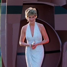 A podobně si Diana vedla i o rok později v létě, kdy kromě zad ukázala v pudrově modrých šatech vyšívaných korálky i vypracované nohy. Princezna byla připravená znovu randit a zaplnit tak prázdno v srdci.