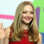 Amanda Seyfried nosila účes do tvaru písmene U velice dlouho, její už tak bohatým vlasům dodával na živosti. 