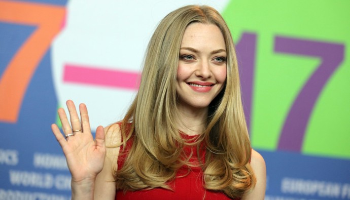 Amanda Seyfried nosila účes do tvaru písmene U velice dlouho, její už tak bohatým vlasům dodával na živosti. 