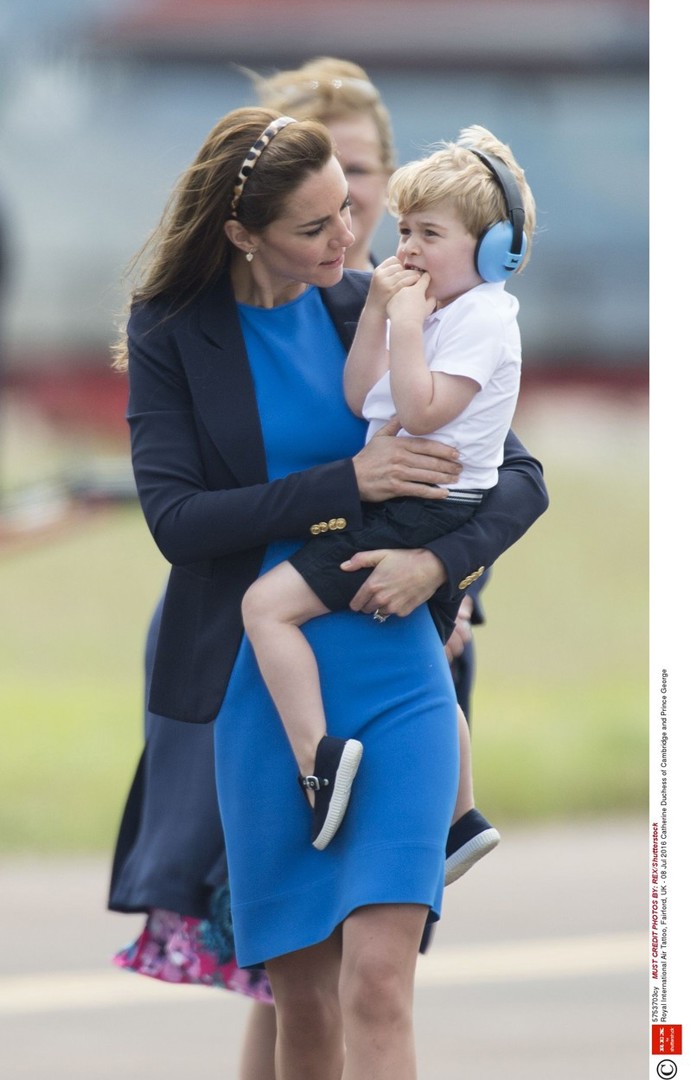 V minulosti se Kate objevovala na méně oficiálních akcích (a zejména za větrného počasí) ještě v této praktické čelence se zvířecím vzorem.