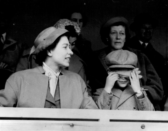 Na téměř 70 let staré fotografii z dostihů si stejně jako Louis zakrývá oči i šestiletý princ Charles.