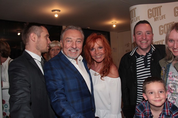 Zpěvačka Marcela Holanová byla dlouholetou kolegyní zpěváka Karla Gotta.