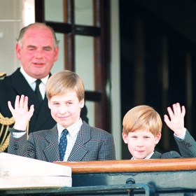 William (tehdy devítiletý) a Harry mávají z britské královské jachty Britannia kotvící na kanadském jezeře Ontario. Píše se říjen 1991.