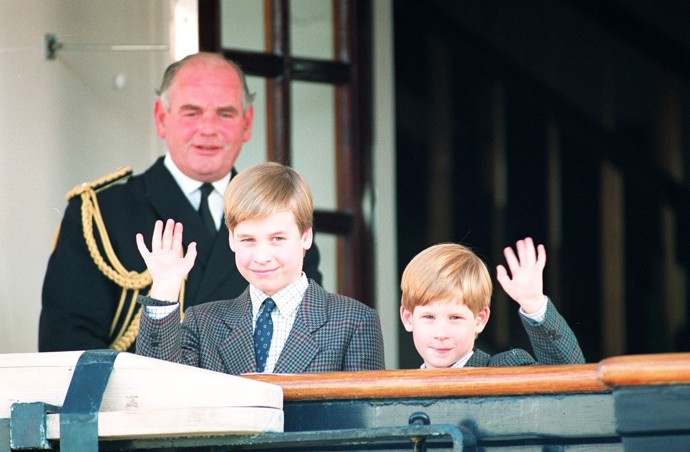 William (tehdy devítiletý) a Harry mávají z britské královské jachty Britannia kotvící na kanadském jezeře Ontario. Píše se říjen 1991.