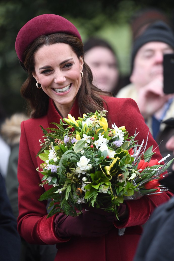 Volbou vhodné čelenky se Kate Middleton povedlo v roce 2018 dokonale podtrhnout vánoční outfit pro slavnostní bohoslužbu.