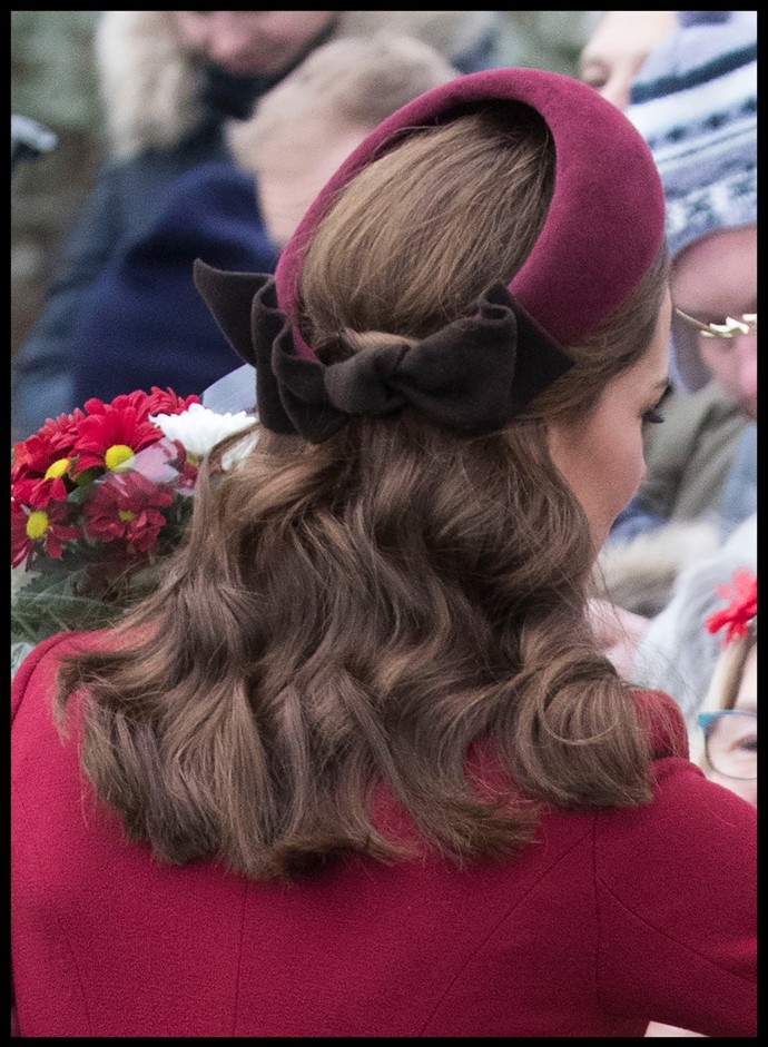 Vínová sametová čelenka Jane Taylor s hnědou mašlí vzadu stojí 23 tisíc Kč.