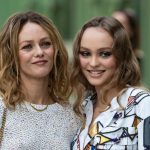 Zpěvačka Vanessa Paradis (50) má s hercem Johnnym Deppem (60) dvě děti, dcera Lily-Rose (24, vpravo) přitom jako by jí z oka vypadla.