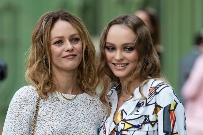 Zpěvačka Vanessa Paradis (50) má s hercem Johnnym Deppem (60) dvě děti, dcera Lily-Rose (24, vpravo) přitom jako by jí z oka vypadla.
