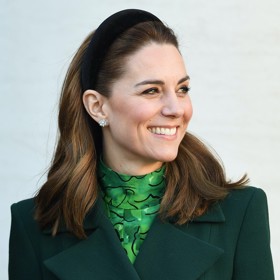 Jednu z nejlevnějších čelenek si manželka prince Williama vzala v březnu 2020 na oficiální návštěvě Irska. Šlo o kousek z dílny Lele Sadoughi, který pořídíte za velmi příjemné 2 000 korun.