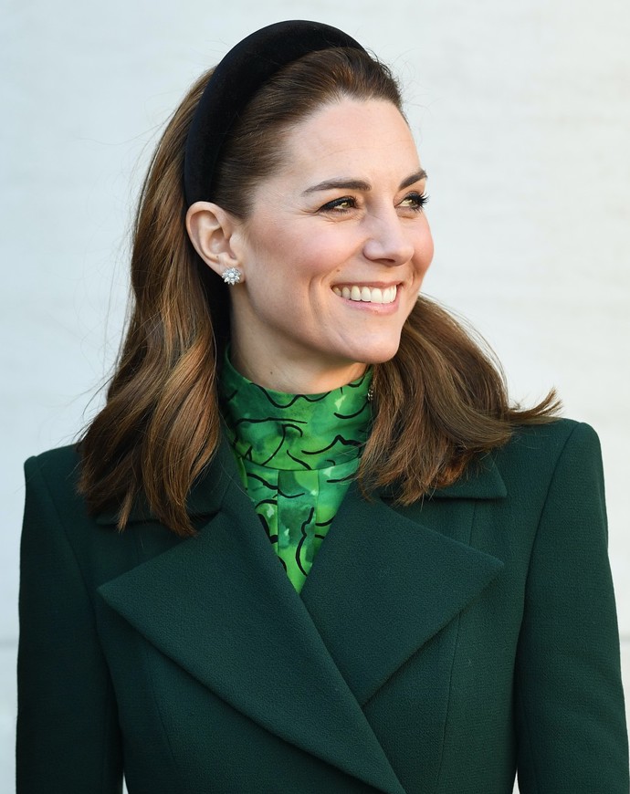 Jednu z nejlevnějších čelenek si manželka prince Williama vzala v březnu 2020 na oficiální návštěvě Irska. Šlo o kousek z dílny Lele Sadoughi, který pořídíte za velmi příjemné 2 000 korun.