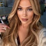 Jennifer Lopez účesy často střídá a nosí příčesky, ale velmi často u ní vidíte sestříhaný styl do písmene U. 