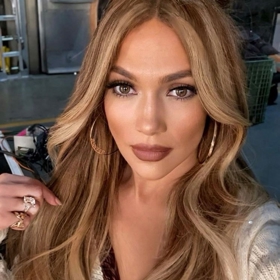 Jennifer Lopez účesy často střídá a nosí příčesky, ale velmi často u ní vidíte sestříhaný styl do písmene U. 