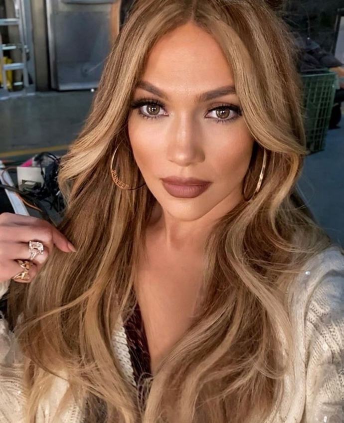 Jennifer Lopez účesy často střídá a nosí příčesky, ale velmi často u ní vidíte sestříhaný styl do písmene U. 