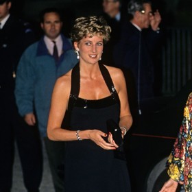 O dva roky později se Diana objevila ve společnosti v odvážných černých šatech zdobených korálky, jež měly dlouhý rozparek až po stehno a úplně obnažená záda. Všem tím ukázala, o co Charles přišel, když ji vyměnil za Camillu. "S princeznou jsme začaly pracovat na odklonu od velmi formálních šatů k těm více sexy. Samozřejmě jsme chtěly zachovat dekorum, a to zejména střihem šatů. Výstřih a živůtek jsme pak řešily tak, aby tvořily slušivý rám k tváři a dekoltu princezny," poukázala Catherine Walker ve své biografii.