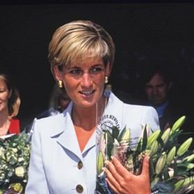 Ještě vyšší cíle si Diana kladla na jaře 1997, kdy svým seriózním vystupováním a neustálou dobročinností chtěla obměkčit rodinu svého milého, aby jim dala svolení k sňatku. Vzdor úchvatnému bleďounce modrému kostýmku Catherine Walker její snaha přišla vniveč.